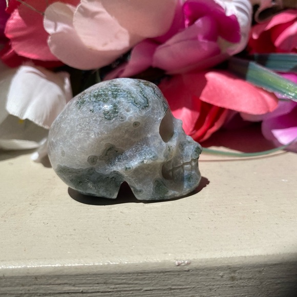 Small Moss Agate & Quartz Skull - Picture 2 of 13